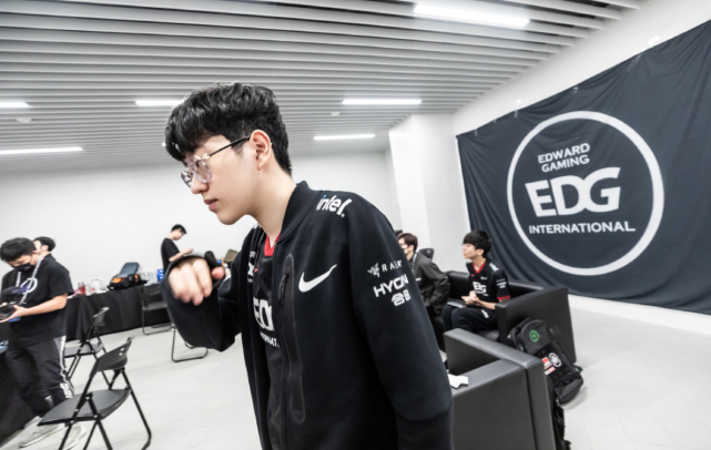 锋线决定 锋线决定